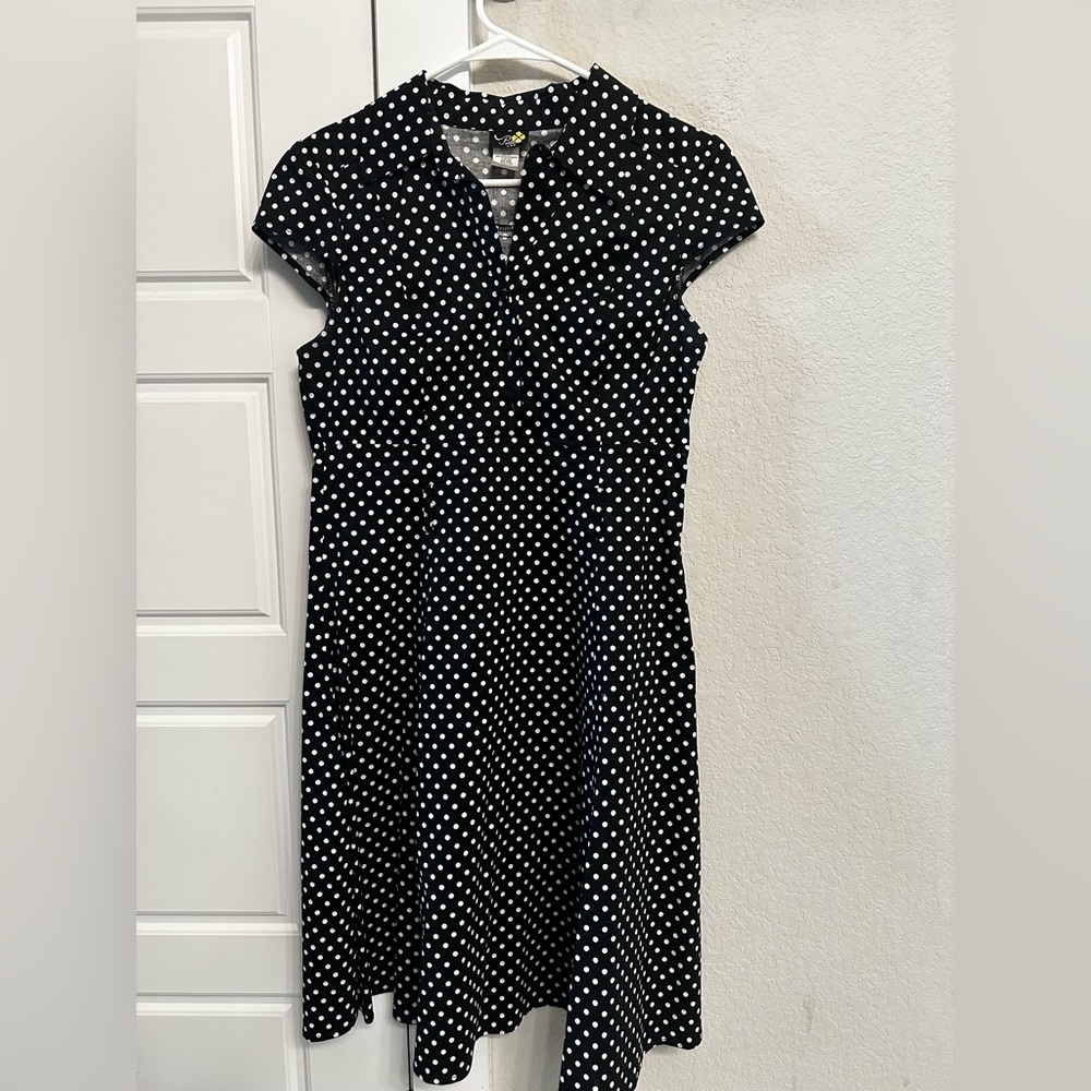Cute black and white cotton cap sleeve dress. Size large.